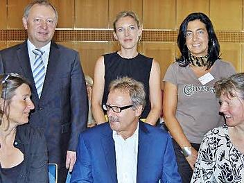 Die Veranstalter und Referenten (sitzend von links) Barbara Nägele (Zoom, Göttingen), Lothar Herbst (Berufsfachschule für Altenpflege, Münnerstadt) und Sandra Kotlenga (Zoom, Göttingen). Stehend von links Landrat Thomas Bold, Nadine Bock (Gleichstellungsbeauftragte im Landratsamt Bad Kissingen) und Daniela Wehner (Caritas-Fachstelle für pflegende Angehörige, Bad Kissingen) Foto: Sigismund von Dobschütz