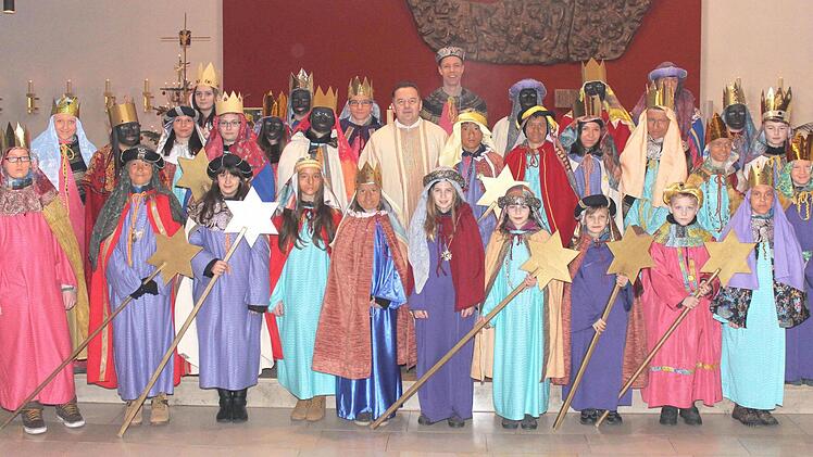 In acht Gruppen zogen die Ebelsbacher Ministranten als Sternsinger durch die Gemeinde. In der Mitte Pfarrer Dr. Matthias Rusin. Foto: Ralf Naumann