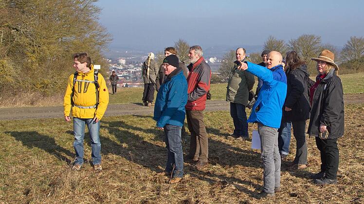 Geschichtsinteressierte besichtigen unter Leitung von Ralf Obst (rechts vorne) vom Bayerischen Landesamt für Denkmalpflege die Hänge des Hammelbergs. Foto: Sebastian Vogler