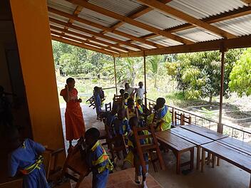 Tische und Stühle erhielt die Schule in Kiparang'anda. Foto: UweTobaben