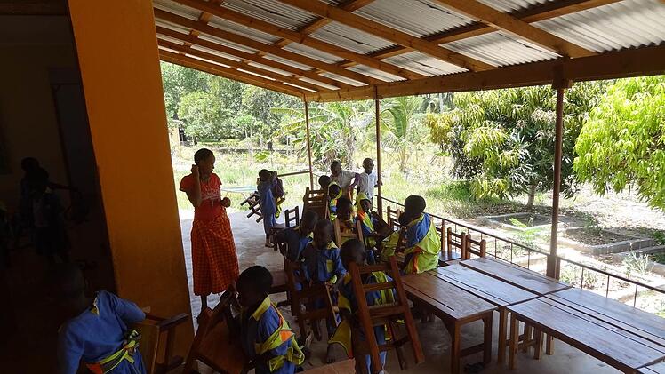Tische und Stühle erhielt die Schule in Kiparang'anda. Foto: UweTobaben