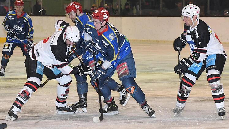 Mit 4:1 gewannen die Kissinger Wölfe (in weiß) das Unterfranken-Derby gegen den ERV Schweinfurt. Foto: Hopf