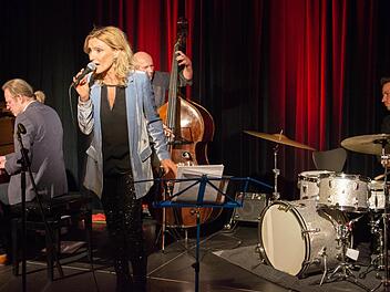 Das Trio Bernhard Pichl (Klavier), Rudi Engel (Bass), Florian Kettler (Schlagzeug) gab in der Reihe "Jazz mal anders" des Kulturamts Haßfurt zusammen mit der Sängerin Gaby Goldberg ein Konzert zu Ehren des Pianisten, Bandleaders, Sängers und Komponisten Paul Kuhn.  Foto: Ulrike Langer
