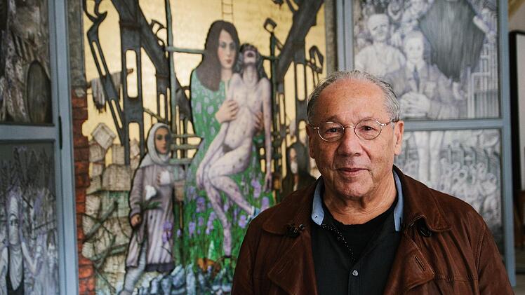 Manfred Scharpf vor dem Hauptwerk der Ausstellung "Beatrice - Weg aus dem Dunkel", das an die Ikonographie der Pietà angelehnt ist. Papst Franziskus hat Abbildungen davon gesehen. Foto: Hendrik Steffens