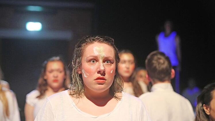 Das "Projekt Parzival" nach einem Text von Tankred Dorst feierte Premiere im Coburger Theater in der Reithalle.Foto: Henning Rosenbusch
