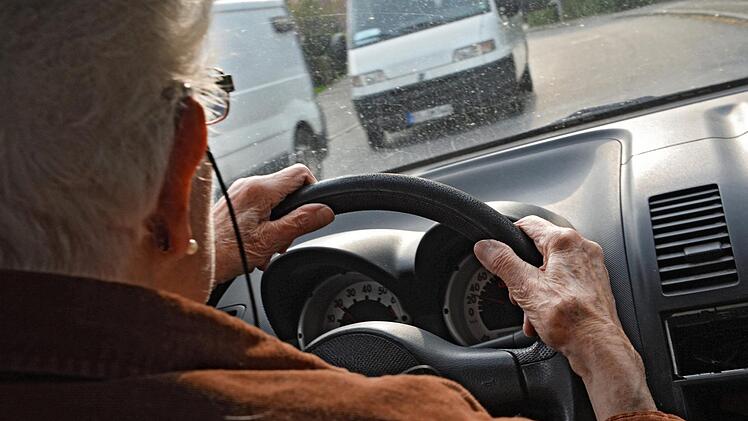Senioren müssen sich in Baiersdorf nicht selbst ans Steuer setzen wie die Frau auf diesem Symbolfoto. In der Krenstadt steht ein Fahrdienst zur Verfügung, den Ehrenamtliche anbieten. Solche Projekte kommen für den  Landespreis für soziales Engagement infrage.dpa, Archiv