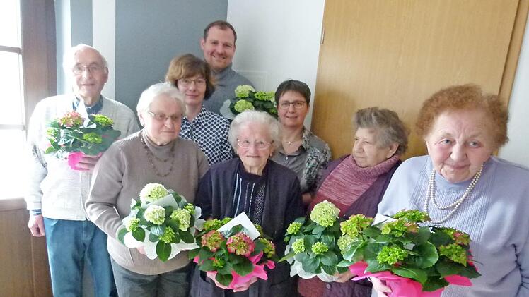 Auszeichnung für Gründungsmitglieder (von links): Joachim Mey, Helga Kübele, Vorsitzende Katja Bösel, Bürgermeister Martin Mittag, Emmy Höhn, Zweite Vorsitzende Elvira Angermüller, Erika Fischer, Gerda Tschepe  Foto: Lothar Weidner