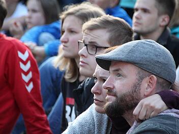 Spannung pur beim Public Viewing auf dem Sinnauplatz Foto: Ulrike Müller