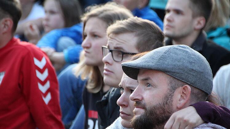 Spannung pur beim Public Viewing auf dem Sinnauplatz Foto: Ulrike Müller