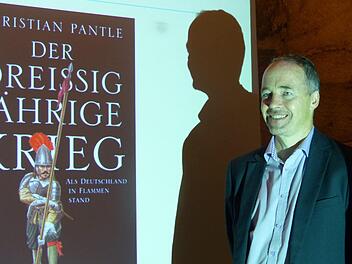 Christian Pantle vor einer Beamerpräsentation seines Buches Foto: Pauline Lindner