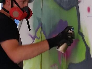 Graffity-Künstler Manuel Dietsch alias "Sumo" bei der Arbeit im Hospizzentrum  Fotos: Hospizverein