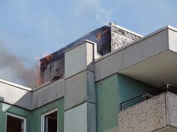 Flammen schlagen beim Eintreffen der Feuerwehren aus dem Kaminkopf über dem 6. Stockwerk eines Mehrfamilienhauses.  Fotos: Peter Rauch