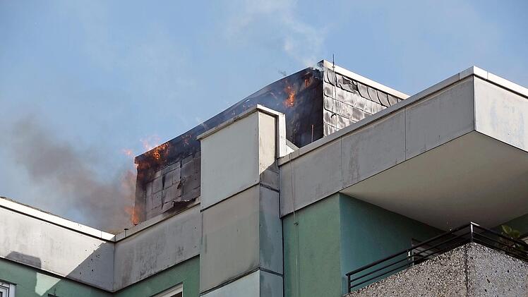 Flammen schlagen beim Eintreffen der Feuerwehren aus dem Kaminkopf über dem 6. Stockwerk eines Mehrfamilienhauses.  Fotos: Peter Rauch