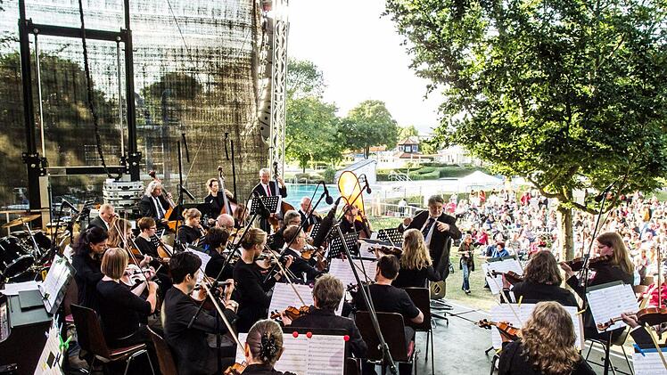 Stimmungsvolles Konzert vor großer Kulisse: Open-Air "Classic und Picknick" im Neustadter Freibad mit dem Orchester der Gesellschaft der Musikfreunde und dem Chor "Ziemlich beste Stimmen".Foto: Jochen Berger