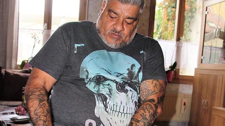 Joe Garcia liebt Tattoos. Damit das neue Bein zum Körper passt, verzierten die Orthopädietechniker den Schaft mit dem Lieblingsmotiv des 53-Jährigen. Bilder von links: Ehe er den Schaft anlegt, zieht er sich eine Silikonhaut über den Stumpf. Lässig zeigt er danach seiner Frau Katrin, Christoph Deittert und Habib Durani (Orthopädie Deittert) sein Bein.  Fotos: Diana Fuchs