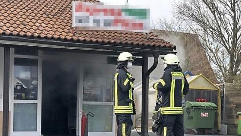Die Feuerwehrleute waren mit Mundschutz im Einsatz. Foto: S. Weber