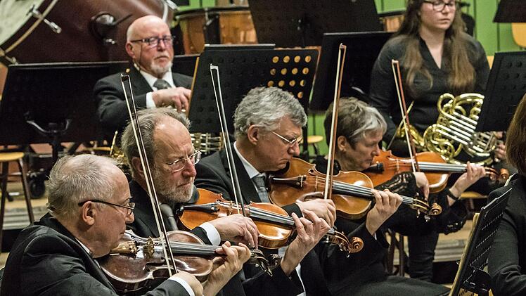 Impressionen vom Sinfoniekonzert mit dem Orchester der Gesellschaft der Musikfreunde Neustadt in der Mehrzweckhalle Heubischer StraßeFoto: Jochen Berger