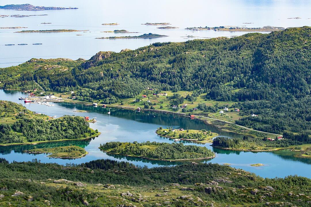 Der Gipfel bietet einen beeindruckenden Blick auf den Tengelfjord und die umliegenden Berge. Blick vom Hügel Digermulen, Lofoten, Norwegen