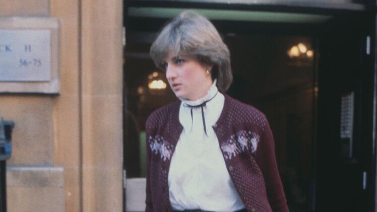Immer im Fokus: Seit den ersten Dates zwischen Diana Spencer und Prinz Charles wurde Lady Di pausenlos von Paparazzi und Journalisten verfolgt. Auch auf dem Foto aus dem November 1980 wirkte sie gehetzt.
