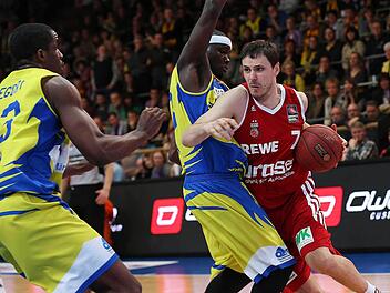 Bostjan "Boki" Nachbar versucht an Larry Gordon (23) und Dino Gregory (33) (Phoenix Hagen) zu kommen. Foto: Foto: Daniel L&ouml;b