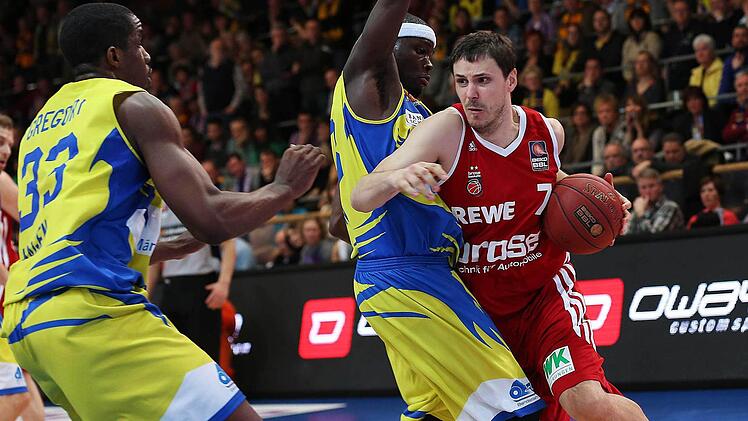 Bostjan "Boki" Nachbar versucht an Larry Gordon (23) und Dino Gregory (33) (Phoenix Hagen) zu kommen. Foto: Foto: Daniel L&ouml;b