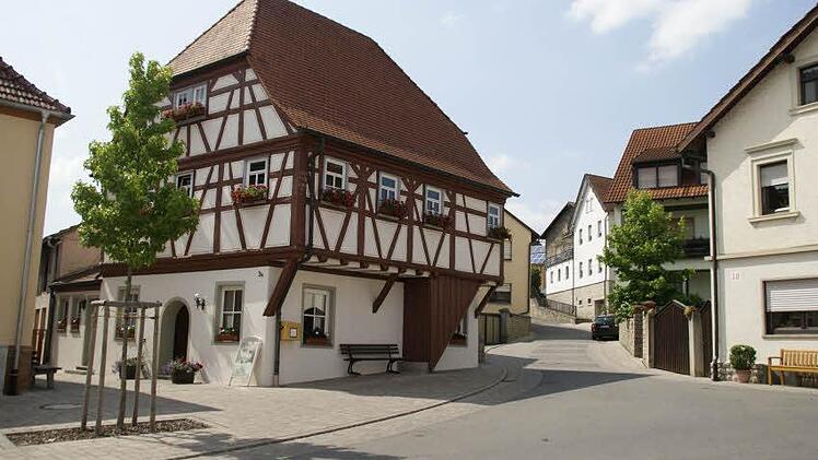 Viel Leben herrscht in Gädheim. Die Nahversorgung wird allein durch eine Bäckerei-Filiale in diesem schmucken Fachwerkhaus sichergestellt.