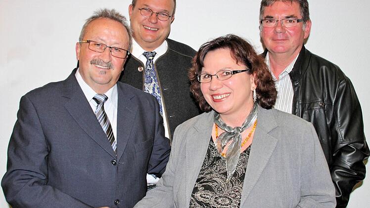 Paul Merklein (links) ist offiziell als Bürgermeister-Kandidat gewählt. Rita Schmitt (Vorsitzende des Forum Aktiv), Axel Knauff (2. von links, Vorsitzender des SPD-Ortsvereins) und Bruno Schäfer (rechts, Vorsitzender der Freien Wähler Münnerstadt) gratulierten. Foto: Dieter Britz