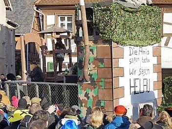 Kalt war's, aber die Sonne lachte trotzdem am Sonntagnachmittag beim Baunacher Faschingszug. Auch heuer hatten sich die Narren beim Tüfteln, Bauen und Schneidern wieder richtig ins Zeug gelegt. Foto: Johannes Michel