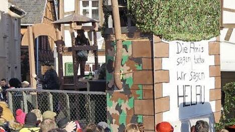 Kalt war's, aber die Sonne lachte trotzdem am Sonntagnachmittag beim Baunacher Faschingszug. Auch heuer hatten sich die Narren beim Tüfteln, Bauen und Schneidern wieder richtig ins Zeug gelegt. Foto: Johannes Michel