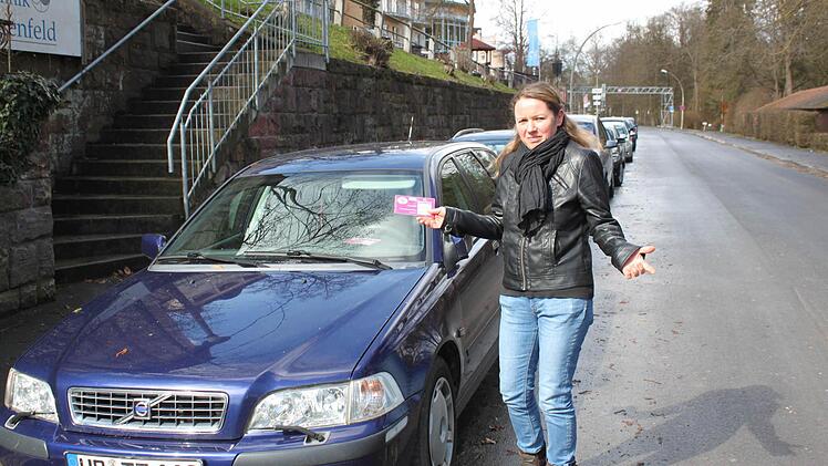 Kerstin Wehner hat für ihre Gäste zwar Bewohner-Parkausweise, freie Parkplätze hingegen gibt es nicht. Fotos: Thomas Mäuser