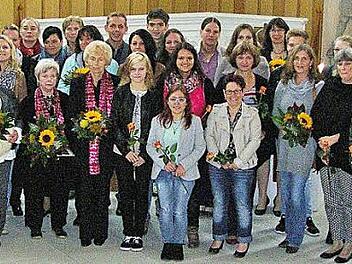 Im Chorraum der Klosterkirche zeichnete Pfarrer Dirk Acksteiner eine Vielzahl ehrenamtlicher Helfer für ihr Engagement in der evangelischen Kirchengemeinde Sonnefeld/Trübenbach aus. Foto: Klaus Oelzner