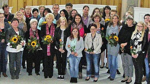 Im Chorraum der Klosterkirche zeichnete Pfarrer Dirk Acksteiner eine Vielzahl ehrenamtlicher Helfer für ihr Engagement in der evangelischen Kirchengemeinde Sonnefeld/Trübenbach aus. Foto: Klaus Oelzner