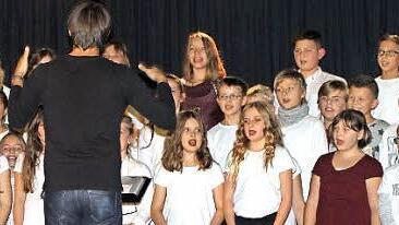 Die Chorklassen 5a/5b bei ihrem Singspiel "Winterzeit-Weihnachtszeit"