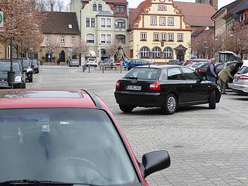 Auf dem Bad Rodacher Marktplatz ist das Verkehrsaufkommen, insbesondere in den Nachmittags- und frühen Abendstunden, stark angewachsen. Foto: Volker Gundel
