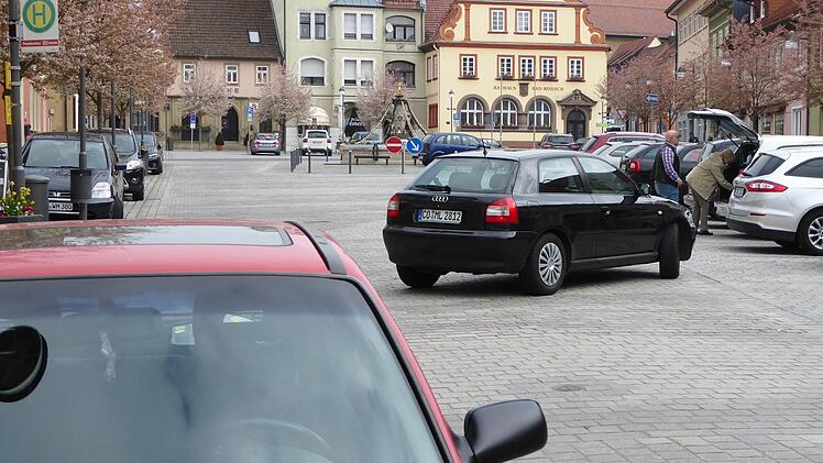 Auf dem Bad Rodacher Marktplatz ist das Verkehrsaufkommen, insbesondere in den Nachmittags- und frühen Abendstunden, stark angewachsen. Foto: Volker Gundel