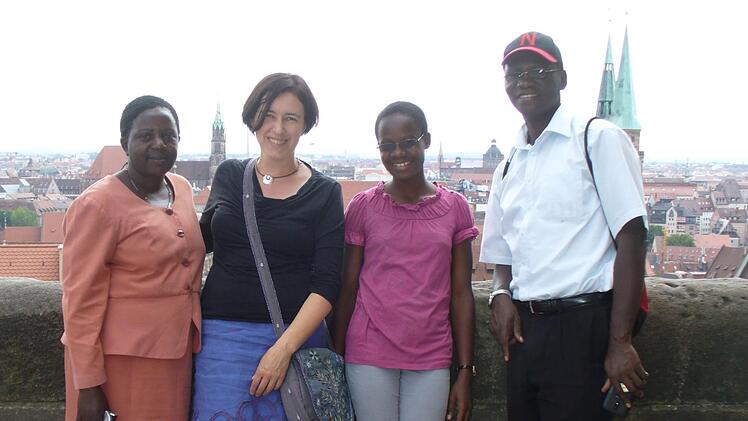 Besuch aus Uganda, gemeinsamer Ausflug nach Nürnberg: Josephine Nangonzi (Lehrerin aus Nkumba), Martina Reinhart, Judith Atim und Francis Ssengendo (von links).privat