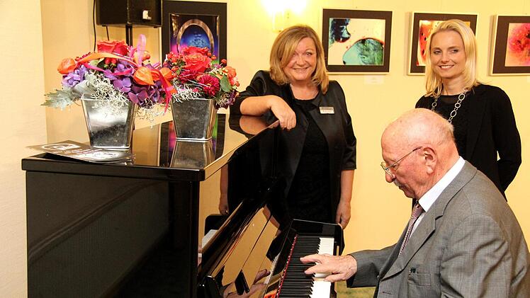 Miriam Imhof (links) mit Thomas Fink und ihrer Nachfolgerin Melanie Bär bei der letzten Vernissage.Richard Sänger