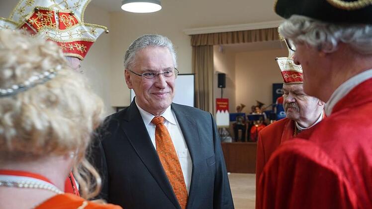 Joachim Herrmann, MdL, begr&uuml;&szlig;t die n&auml;rrische Fraktion (Narrlangia Rot-Wei&szlig; e. V. Erlangen)