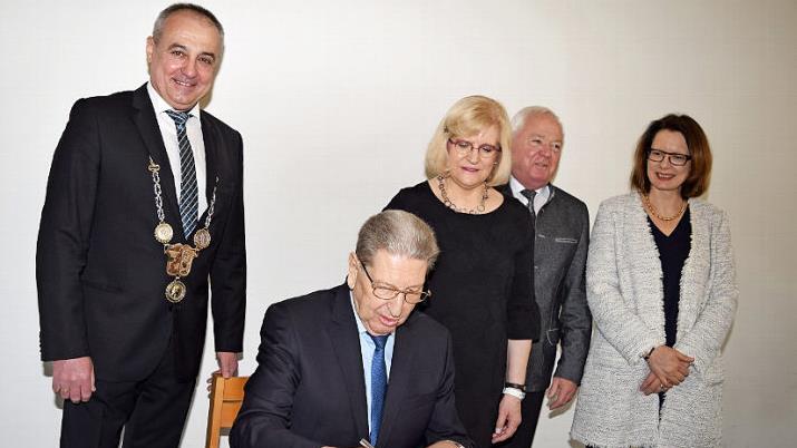 Mit einem Eintrag in das Goldene Buch würdigte die Gemeinde Altenkunstadt die Verdienste von Eugen Braun; unser Bild zeigt den Jubilar mit Gattin Melita, Tochter Ellen, Bürgermeister Robert Hümmer und stellv. Landrat Helmut Fischer.  Foto: Dieter Radziej