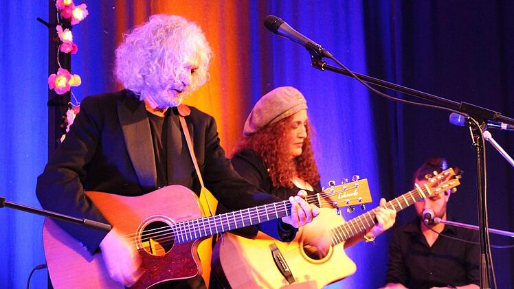 Ein letzes Mal  spielte Franz Benton am Samstag im "Bären" seine beliebtesten und auch einige neue Songs - Höhepunkt war aber das Duett mit Anne Haigis. Foto: Ulrike Nauer