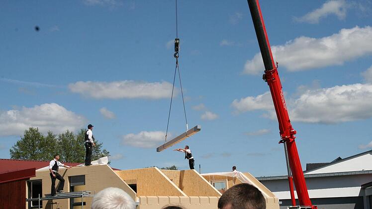 Im wahrsten Sinne des wortes konnten die Gäste beim Hausbau zusehen. Foto: Gabriele Sell