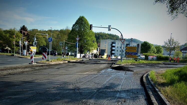 Die Deckensanierung der B 303 hat an der Wirsberger Kreuz begonnen. Foto: Werner Reißaus