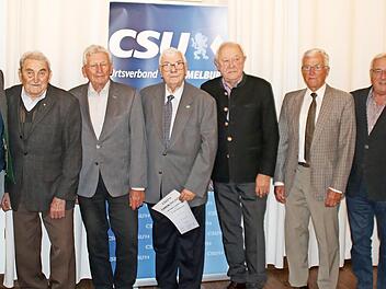 Der Vorsitzende des CSU-Ortsverbands Hammelburg, Detlef Heim (von links) ehrte für 50 und 55 Jahre Mitgliedschaft Reinhold Weigand, Karl Heilmann, Wolfgang Sommerfeld, Georg Sell, Frieder Barth, Erwin Kohlhepp. CSU-Generalsekretär Martin Huber gra...