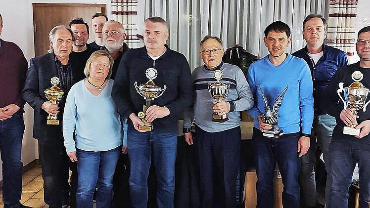 Ehrung siegreicher Taubenz&uuml;chter aus M&uuml;nnerstadt, Reichenbach und Wermerichshausen (von links): Der 3. B&uuml;rgermeister Axel Knauff, Peter Emes, Bernd T&uuml;chert, Linus Kr&auml;mer, Inge Kleinert, Richard Reuter, Werner Mauer, Willi Stumpf, Oskar Denner, Kla...