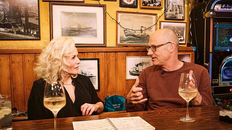 Schauspieler und Schriftsteller Joachim Meyerhoff ist Gast bei Ina Müller. In seinem aktuellen Buch geht es vor allem um seine Mutter, die auch im Thekengespräch sicher eine Rolle spielen dürfte.