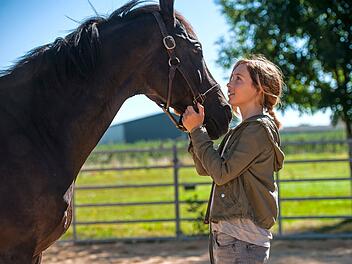 In Jana (Lena Klenke) fasst der wilde Hengst Rock My Heart sofort Vertrauen.