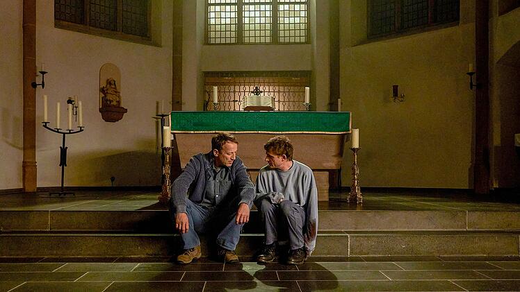 Der nicht gl&auml;ubige Falke (Wotan Wilke M&ouml;hring, links) und sein im Kloster gewonnener Freund Daniel (Florian Lukas) tauschen sich vor dem Altar &uuml;ber die Dinge des Lebens aus.