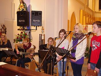 Die junge Kirchenband  (von links): Annalena Schneider (Keyboard), Carina Lehnhardt, Julia Barnickel (Gitarre), Luisa Bülling, Ronja Schneider und Stefan Montag (Gesang) sang "Gott ist nah" sowie "Leise rieselt der Schnee" mit viel Gefühl. Foto: Heike Schülein