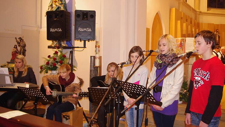 Die junge Kirchenband  (von links): Annalena Schneider (Keyboard), Carina Lehnhardt, Julia Barnickel (Gitarre), Luisa Bülling, Ronja Schneider und Stefan Montag (Gesang) sang "Gott ist nah" sowie "Leise rieselt der Schnee" mit viel Gefühl. Foto: Heike Schülein