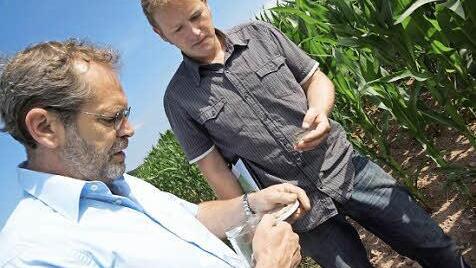 Kreisheimatpfleger Roland Heinlein (links) und Wolfgang Sobtzick zeigen ihre Funde.
